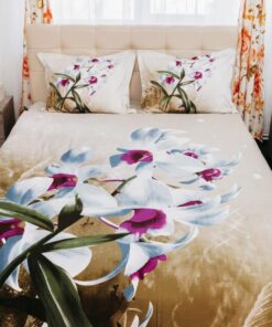 Ropa de cama beige con flor blanca