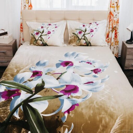 Ropa de cama beige con flor blanca