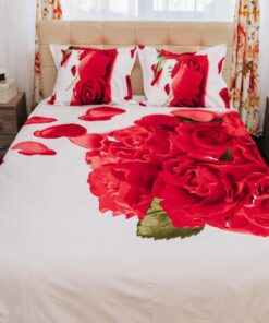 Ropa de cama blanca con rosas