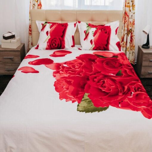 Ropa de cama blanca con rosas