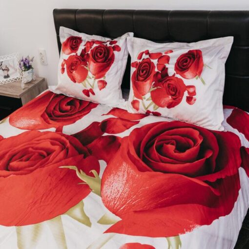 Ropa de cama blanca con rosas