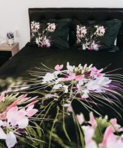 Ropa de cama negra con flores