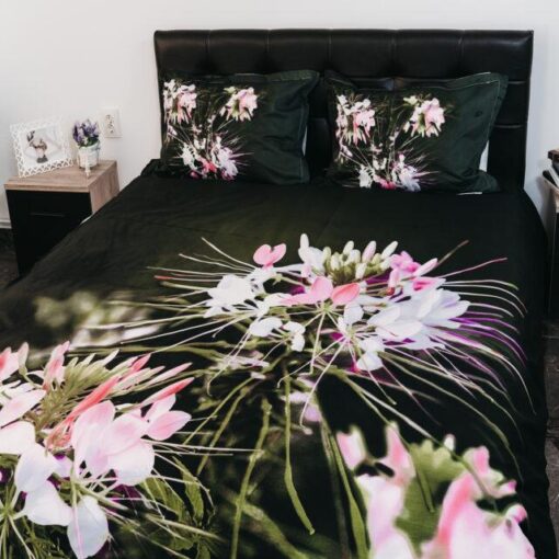 Ropa de cama negra con flores