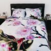 Ropa de cama blanca y flores lila