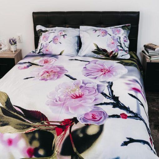 Ropa de cama blanca y flores lila