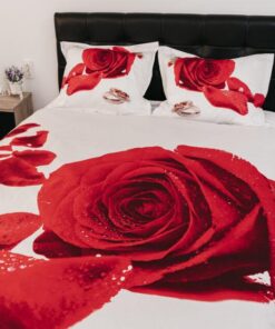 Ropa de cama blanca con rosa