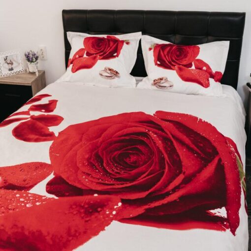 Ropa de cama blanca con rosa