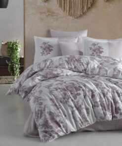 Ropa de cama blanca y rosa