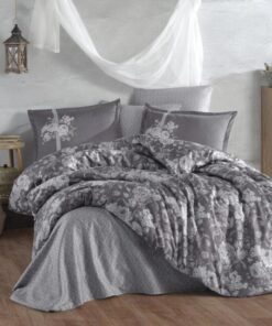 Ropa de cama gris con flores