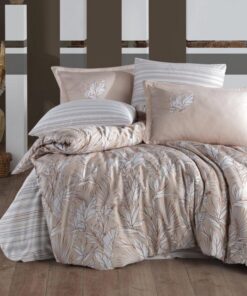 Ropa de cama beige y blanca