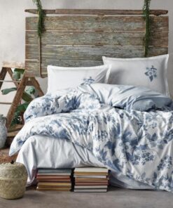 Ropa de cama blanca y flores azul