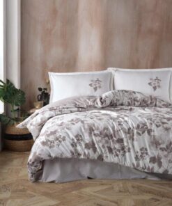 Ropa de cama blanca y flores beige