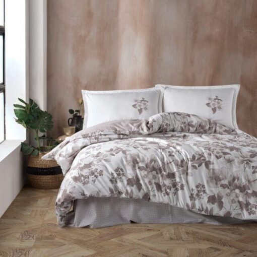 Ropa de cama blanca y flores beige