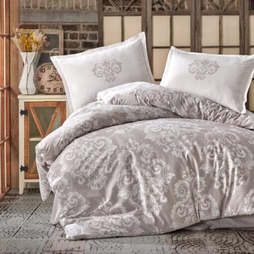 Ropa de cama beige y blanca