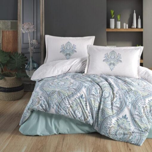 Ropa de cama blanca y turquesa