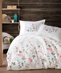 Ropa de cama blanca y flores