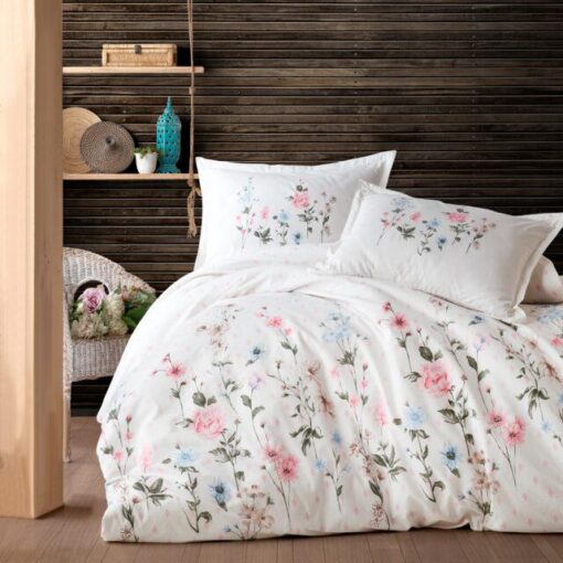 Ropa de cama blanca y flores