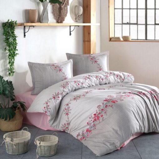 Ropa de cama gris con flores rosas
