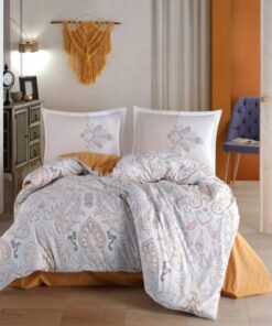 Ropa de cama blanca y naranja