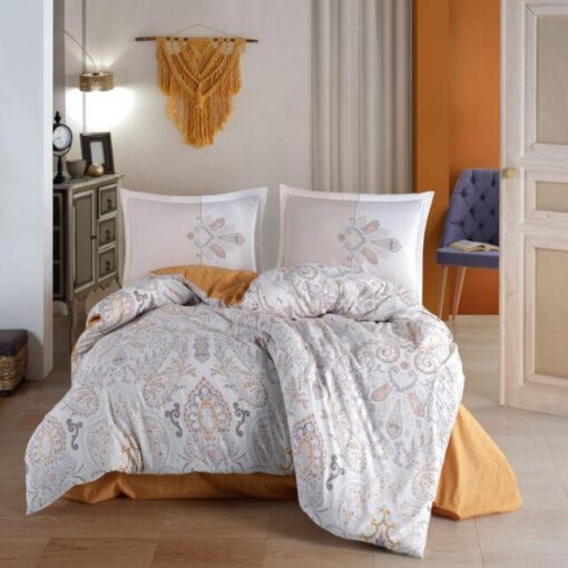 Ropa de cama blanca y naranja