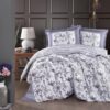 Ropa de cama blanca y flores