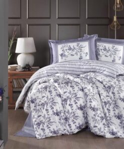 Ropa de cama blanca y flores