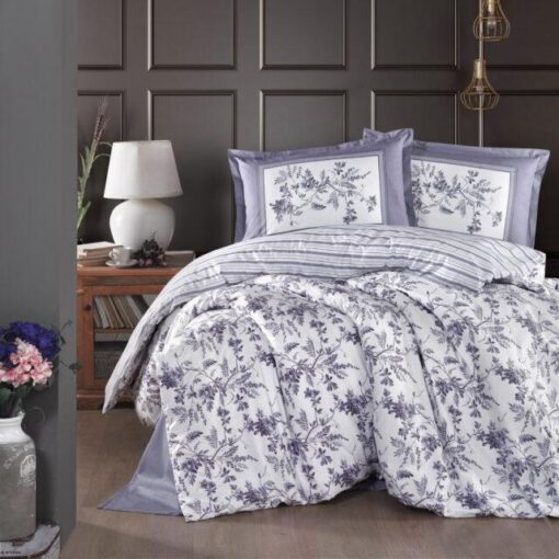 Ropa de cama blanca y flores