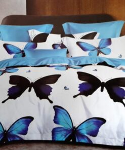 Ropa de cama blanca y azul con mariposas