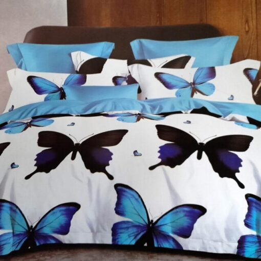 Ropa de cama blanca y azul con mariposas