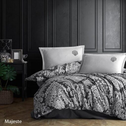 Ropa de cama negra y blanca