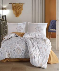Ropa de cama amarilla y blanca