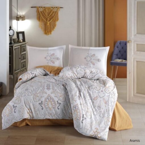 Ropa de cama amarilla y blanca