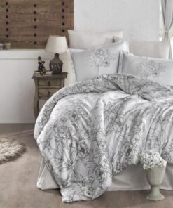 Ropa de cama blanca con flores