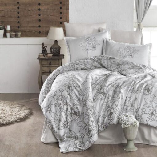 Ropa de cama blanca con flores