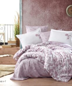 Ropa de cama blanca y rosa