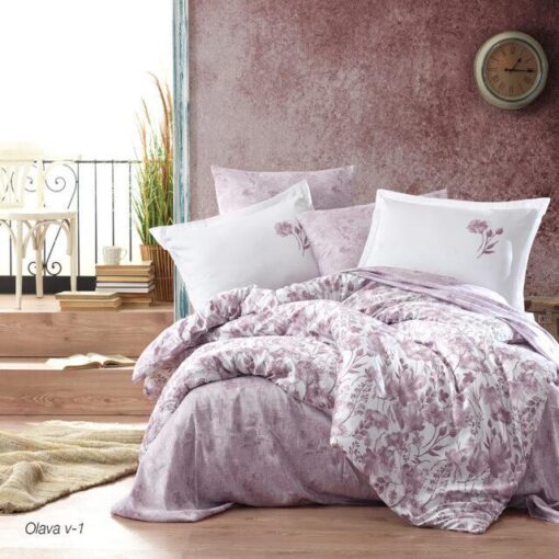 Ropa de cama blanca y rosa