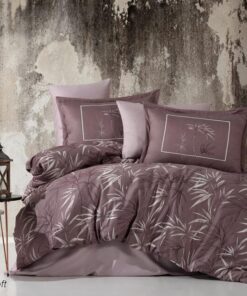 Ropa de cama marron con hojas