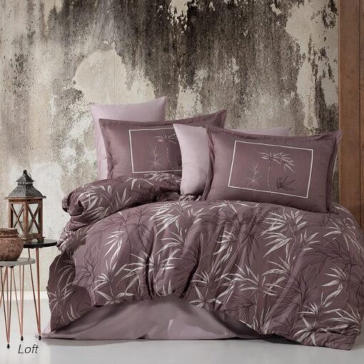 Ropa de cama marron con hojas