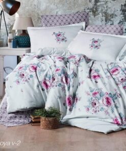 Ropa de cama blanca y modelos de flores