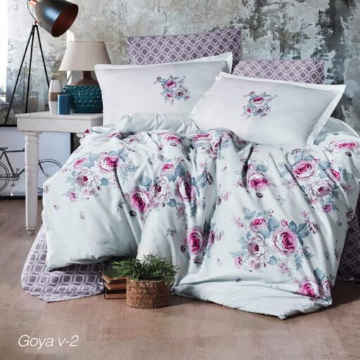 Ropa de cama blanca y modelos de flores