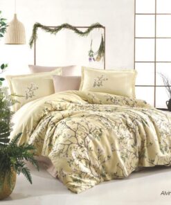 Ropa de cama amarilla y beige