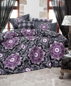 Ropa de cama negra y lila y modelos de estrellas