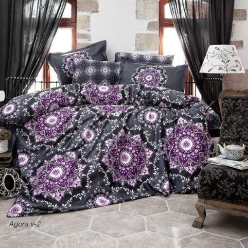Ropa de cama negra y lila y modelos de estrellas
