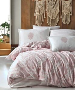 Ropa de cama rosa y blanca