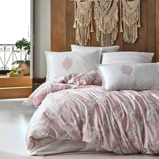 Ropa de cama rosa y blanca