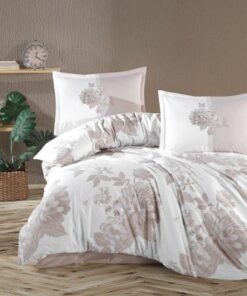 Ropa de cama blanca con flores