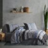 Ropa de cama gris oscuro y azul