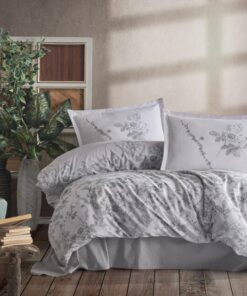 Ropa de cama gris y blanca
