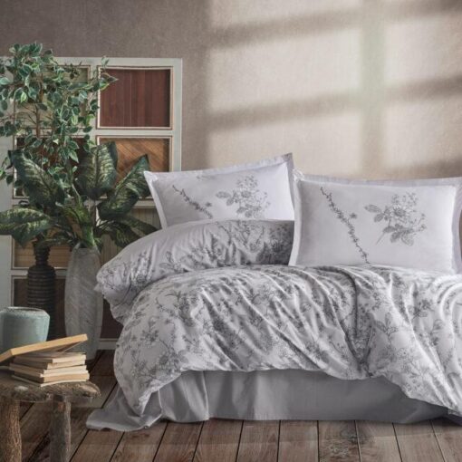 Ropa de cama gris y blanca