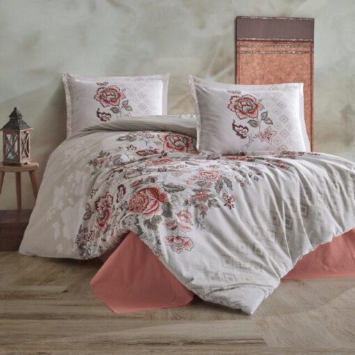 Ropa de cama blanca y con rosas